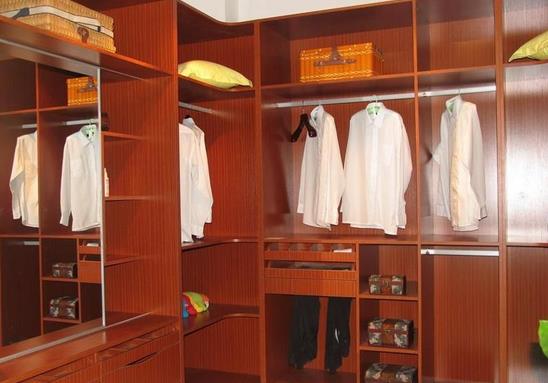 低價促銷難博眼球 衣柜企業(yè)“以情動人”.jpg 低價促銷難博眼球 衣柜企業(yè)“以情動人”.jpg