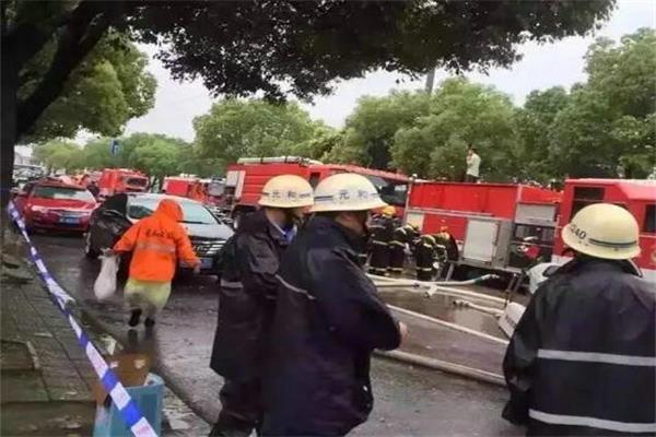 蘇州“家居一條街”起火造成人員傷亡 蘇州“家居一條街”起火造成人員傷亡
