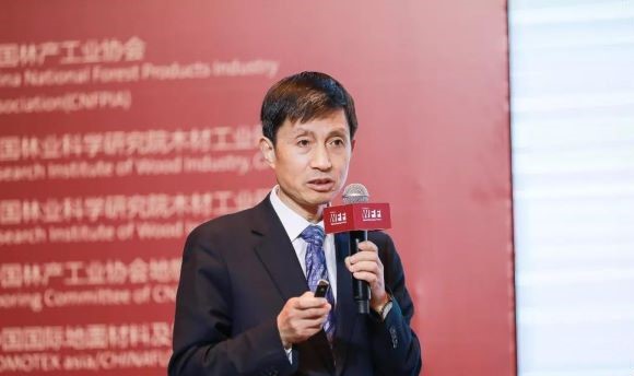 1553521885840775.jpg 中國林產(chǎn)工業(yè)協(xié)會地板專業(yè)委員會理事長呂斌,全面解讀了我國地板行業(yè)背景,面臨的挑戰(zhàn),并對地板產(chǎn)業(yè)高質(zhì)量發(fā)展,提出建設(shè)性意見和建議。.jpg