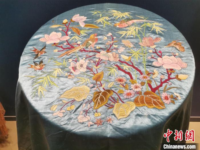 藍鍛地花鳥紋臺布 程景偉 攝 藍鍛地花鳥紋臺布 程景偉 攝